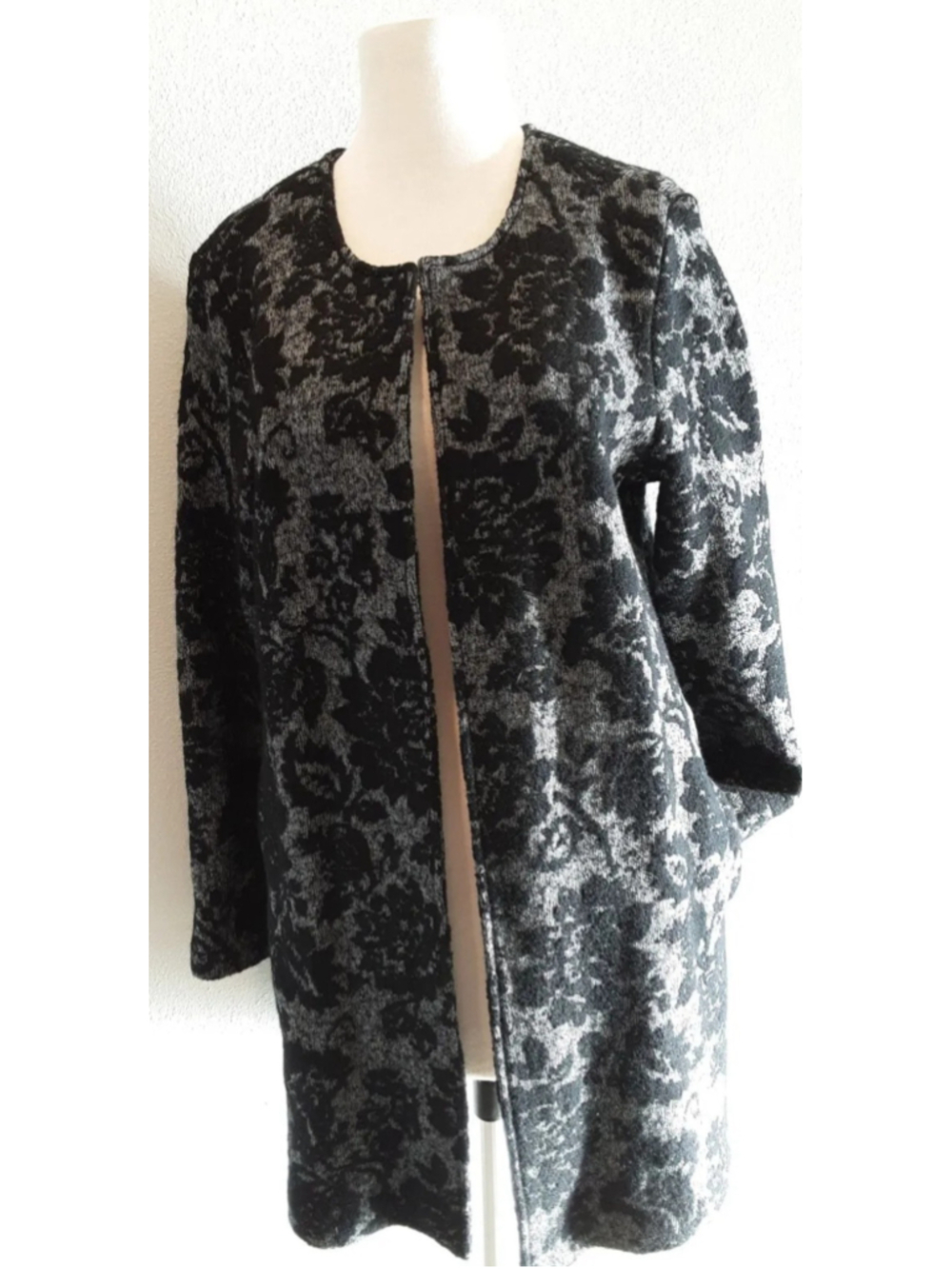 FABULOUS BLACK & GRAY FLORAL DUSTER COAT•CYNTHIA ROWLEY•WOOL/VISCOSE •CLASSIC!